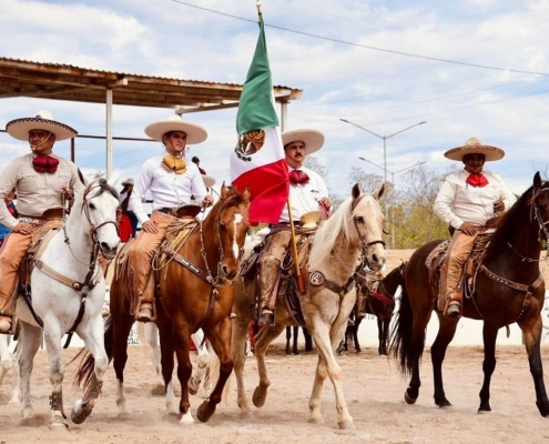 Honores al lábaro patrio en la inauguración del LV Campeonato Estatal Charro de Sinaloa en Guamúchil.