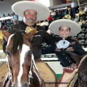 Juan Melesio González Chávez, a quien vemos con su hijo a caballo, recordará este domingo a su papá Don Melesio con una misa y charreadas.