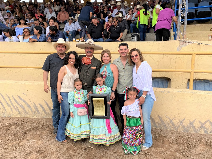 La familia de Carlos Handal complacida por la Espuela de Oro, presea que le entregó la Federación Mexicana de Charrería,