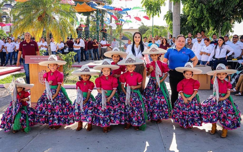 Mirtha Villalvazo, alcaldesa de Bahía de Banderas entregó sombreros a la escaramuza del Rancho La Noria
