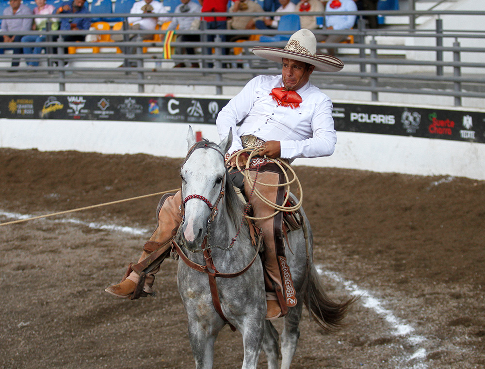 Arturo del Valle cosechó un par de manganas a caballo, defendiendo el hierro de los Regionales de Nopala