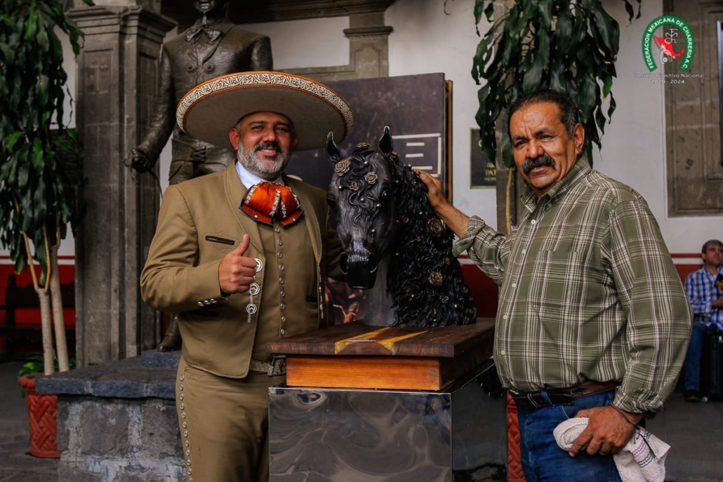 El presidente Salcedo y el artista Juan Manuel Arceo Rayas con las obras que se entregarán en San Luis Potosí 2023