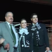 Martha Elena I en la coronación con sus padres y su abuelo don Toño Echevarría Domínguez.