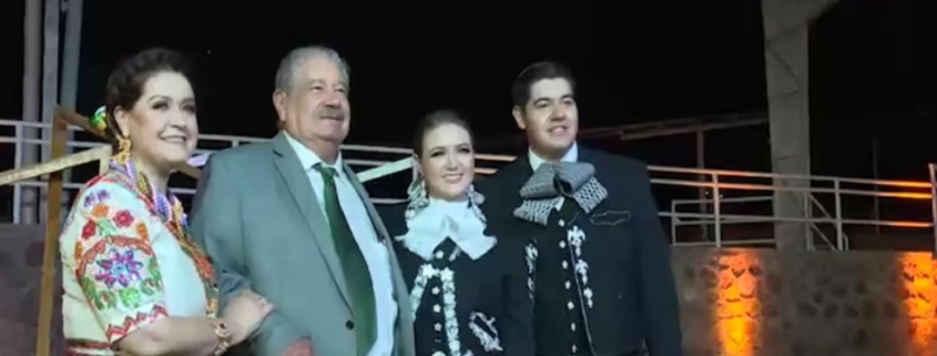 Martha Elena I en la coronación con sus padres y su abuelo don Toño Echevarría Domínguez.