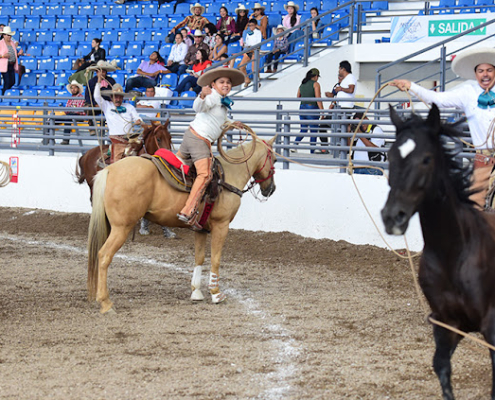Una buena mangana a caballo acertó Emanuel Arredondo Lomelí de El Rayito