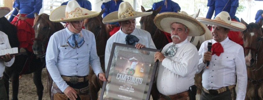 Poncho Bernal recibe de manos de su compadre Miguel Meza el reconocimiento que le otorgó la Unión por su trabajo.