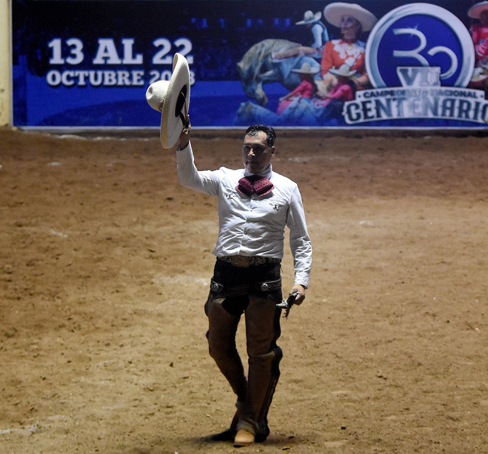 Herón López saludando al respetable tras acertar sus tres manganas a pie para Tlalixtac