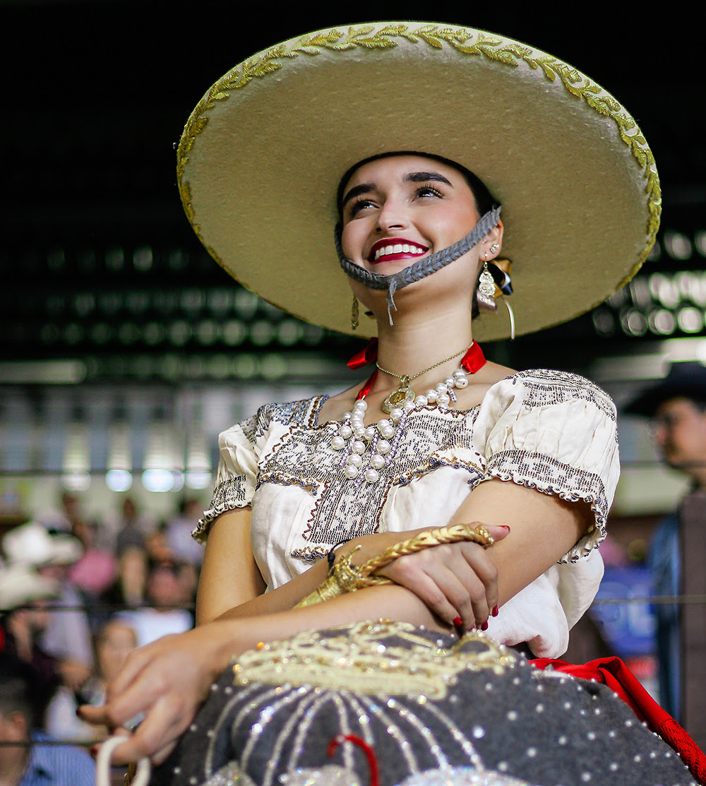 Engalanó este domingo con su presencia en las finales en Querétaro la Reina de la Federación Mexicana de Charrería, SGM Luisa I