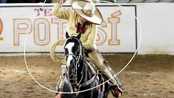 Cruz Jiménez Estrada fue pieza clave en la victoria de Rancho Santa Cruz con un lazo de terna y sus tres manganas a caballo