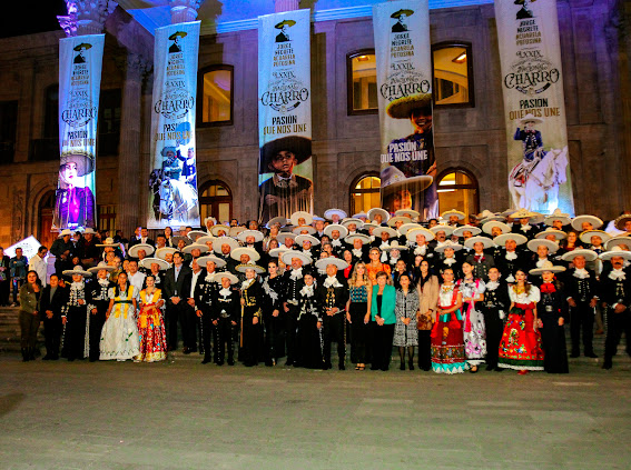 Fotografía oficial de la ceremonia de inauguración protocolaria, con todas las personalidades ante el Teatro de la Paz