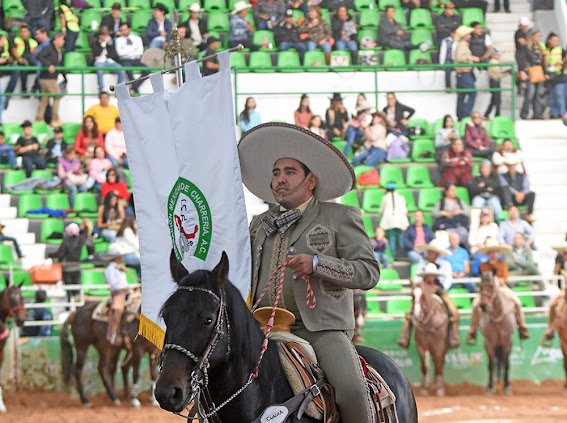 Juan Valdez portó el estandarte de la Federación Mexicana de Charrería