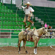 Ricardo Yáñez Vázquez ejecutando pasadas sobre el caballo durante la terna en el ruedo de los Regionales de Jalisco