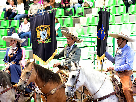 Con orgullo desfilaron en San Luis Potosí los estandartes de la Universidad Nacional Autónoma de México