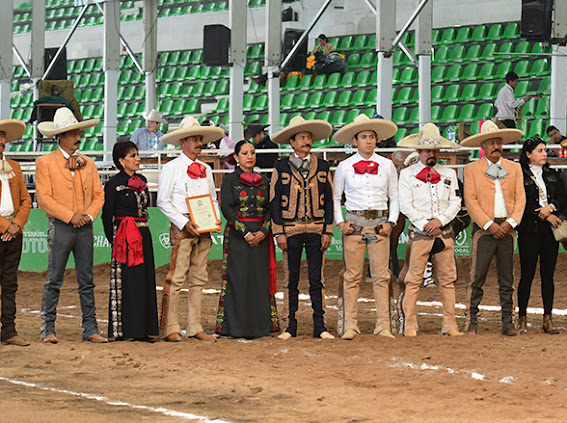 Acompañado por amigos y familiares, don Nicolás Serafín Flores Juárez recibió un merecido homenaje por parte de la Federación Mexicana de Charrería