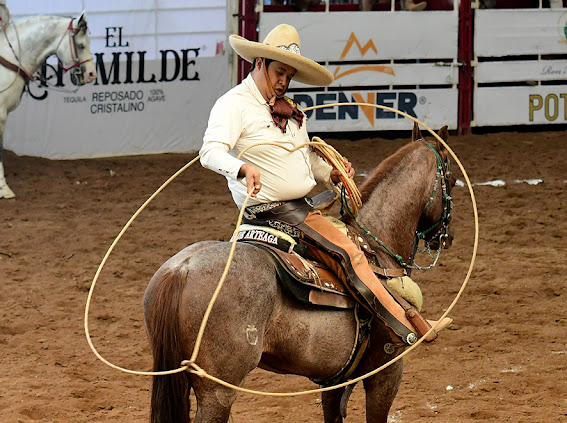 René Cuevas González sostiene un resorte cubriendo el anca de su cabalgadura, durante la terna en el ruedo de Sierra de Arteaga