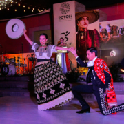 SGM Luisa I, tras bailar el tradicional Jarabe Tapatío