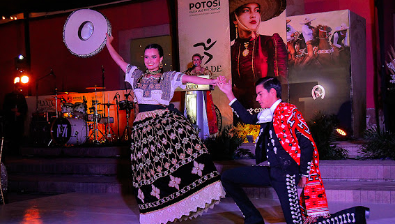SGM Luisa I, tras bailar el tradicional Jarabe Tapatío