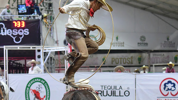 Emocionantes pasadas sobre el caballo ejecutó Jorge Eduardo Márquez Sandoval de Rancho San Martín en la terna en el ruedo