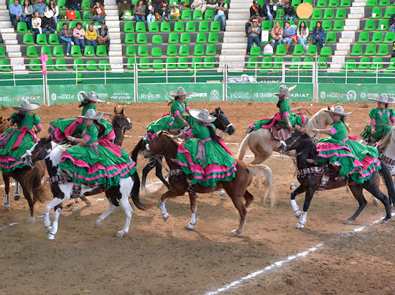 Las Ganaderas de Altamira divirtiéndose en el "Carrusel", ejercicio de concepto de coladera