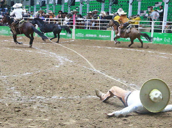 Los texanos Charros de San Antonio "B" se levantaron en la competencia nocturna con cinco manganas acertadas