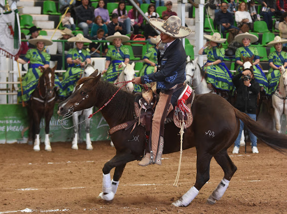 Pedro Aguilar Veytia dando lados a su cabalgadura, durante la cala de caballo de Rancho El Secreto