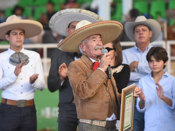 Don Juan Manuel Subirana Cerrillos agradeciendo el homenaje del que fue hecho objeto este domingo en San Luis Potosí