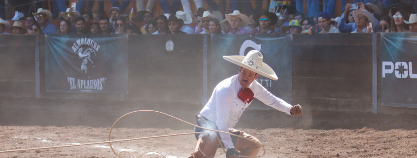 Luis Ángel Briseño derribando una de sus manganas a pie para los Tres Regalos