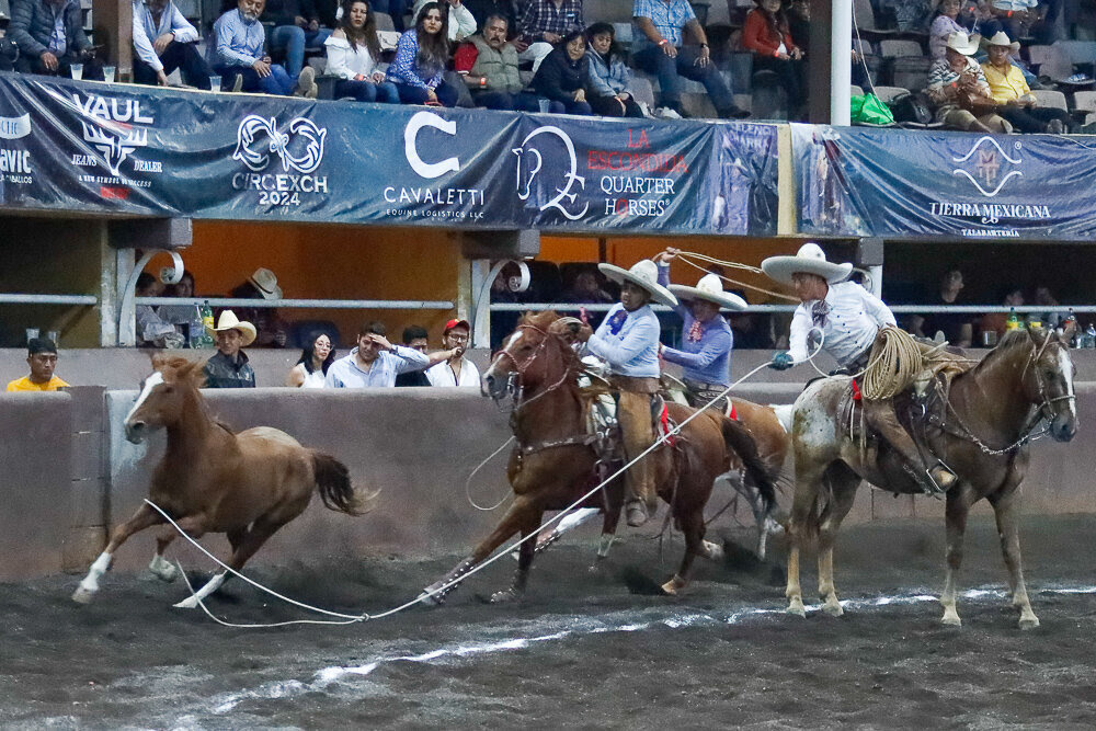 También Oswaldo Landa Alemán sacó el coraje y cuajó las tres manganas a caballo para los Unidos de Hidalgo