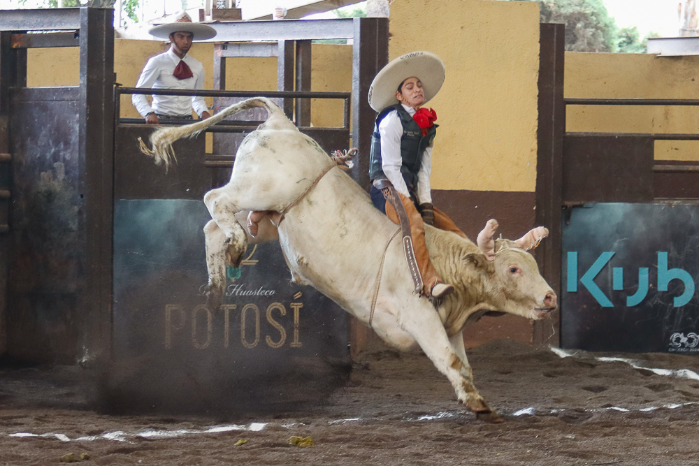 Excelente monta de toro pegó valientemente Aarón Alexander Ortíz del equipo Tres Ranchos de Puebla