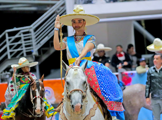 SGM Luisa I, soberana nacional de la Federación Mexicana de Charrería, engalanó el desfile de los contingentes participantes y la ceremonia inaugural