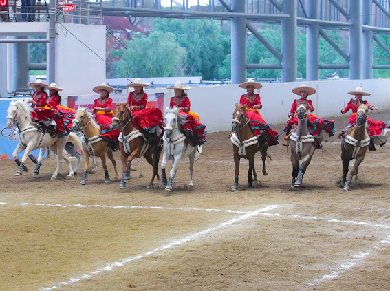 Las integrantes de la escaramuza Quinta Los Adobes hacen su ingreso al ruedo con una espectacular carga de caballería
