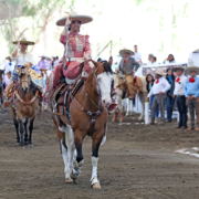 Las soberanas nacional y estatal, SGM Natalia I y SGM Sofía I, desfilando al inicio de la charreada dominical